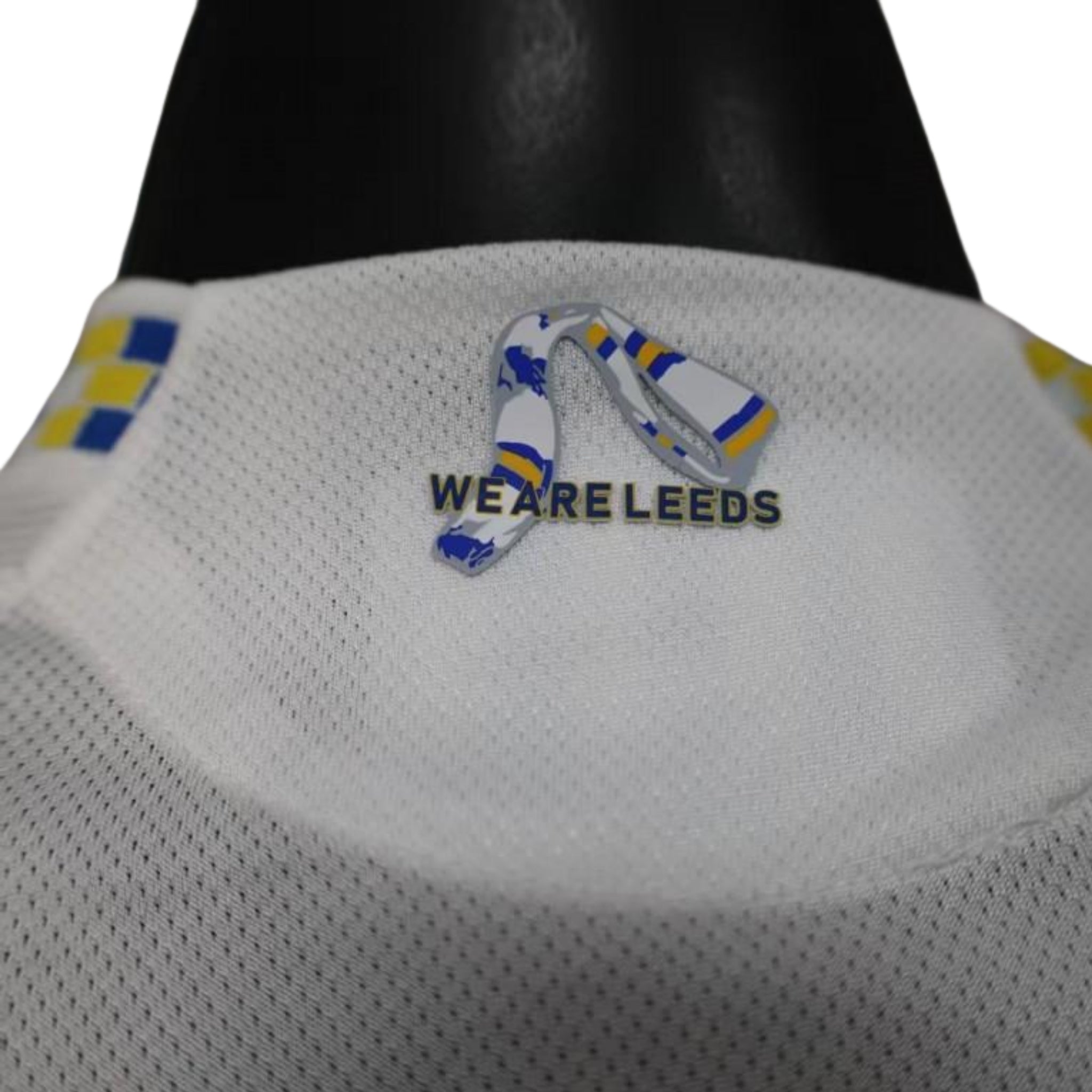 Leeds United Domicile 25/26 - Vue rapprochée