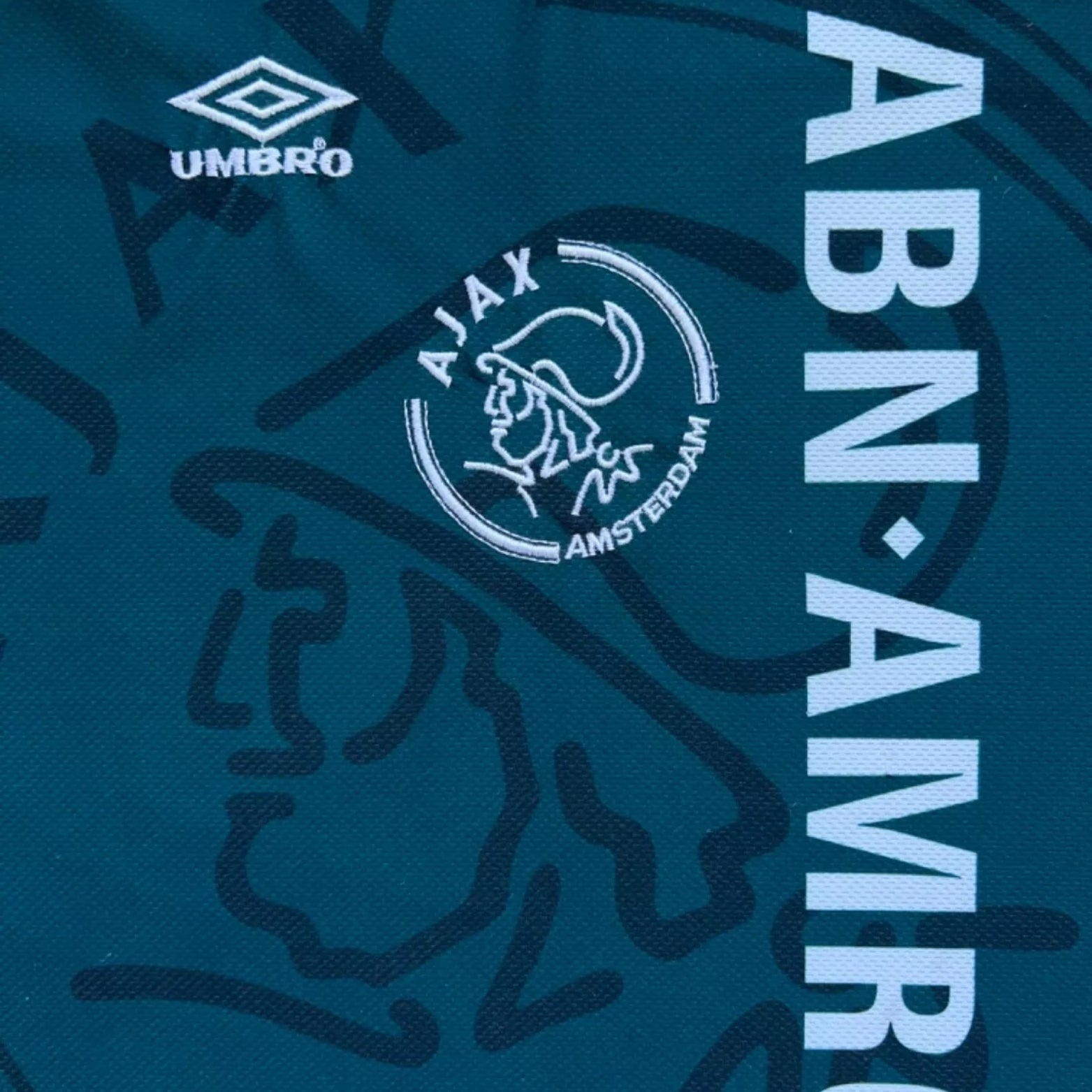 Ajax Extérieur 95/96 - Vue rapprochée