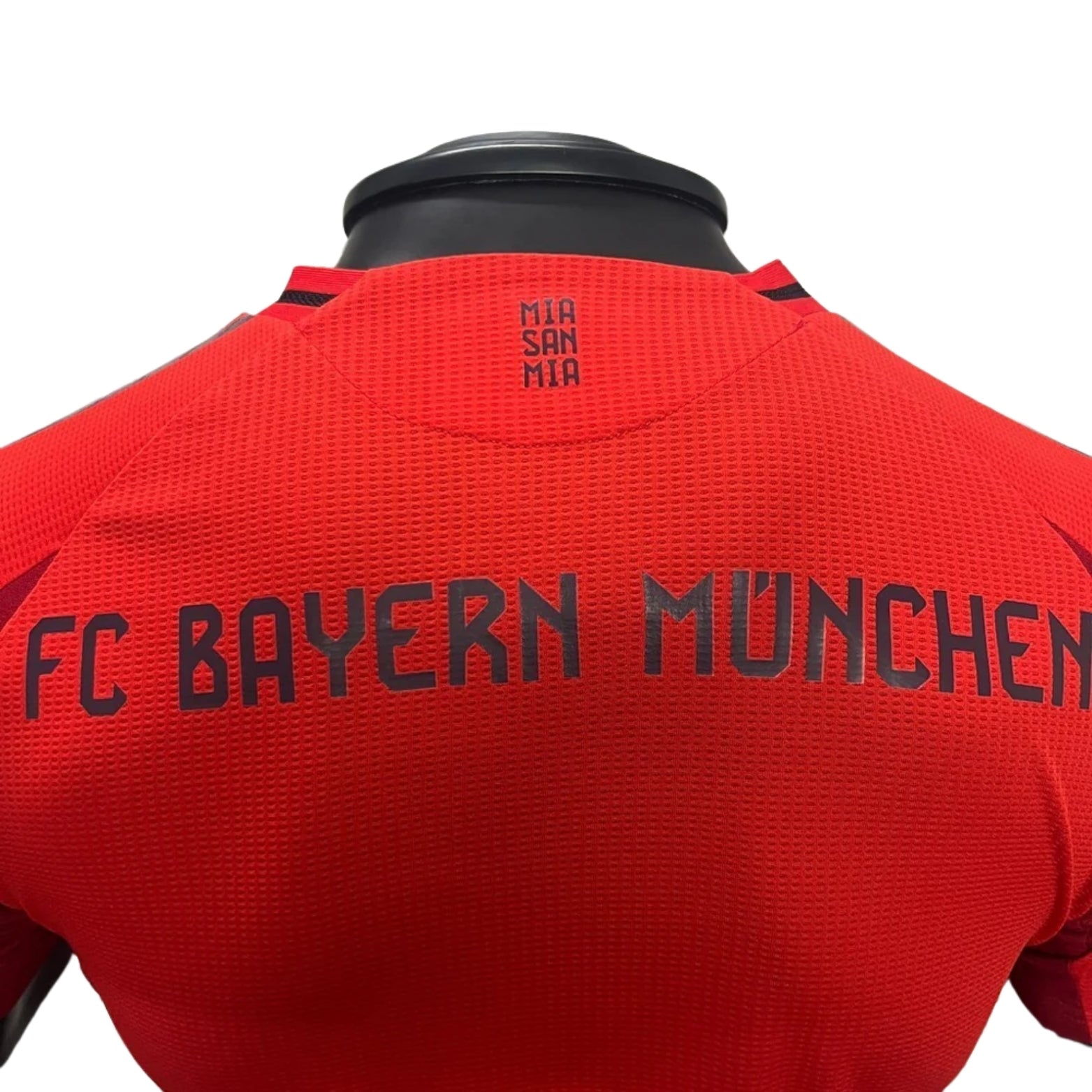 Bayern Munique Domicile 24/25 - Vue rapprochée