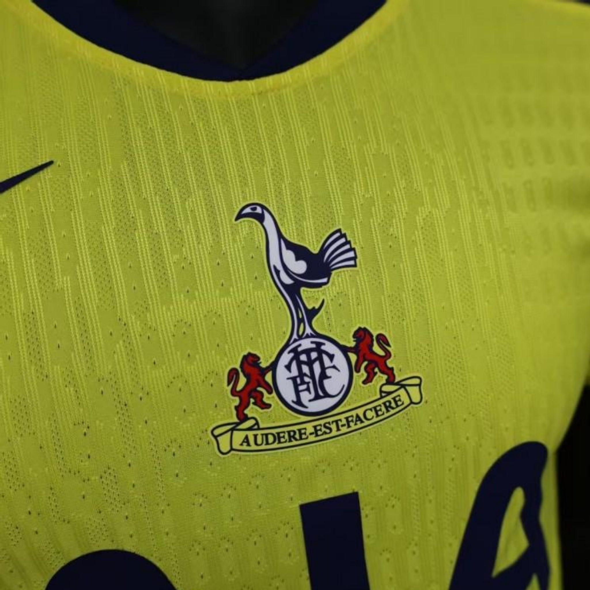 Tottenham Hotspur Troisième 25/26 - Vue rapprochée