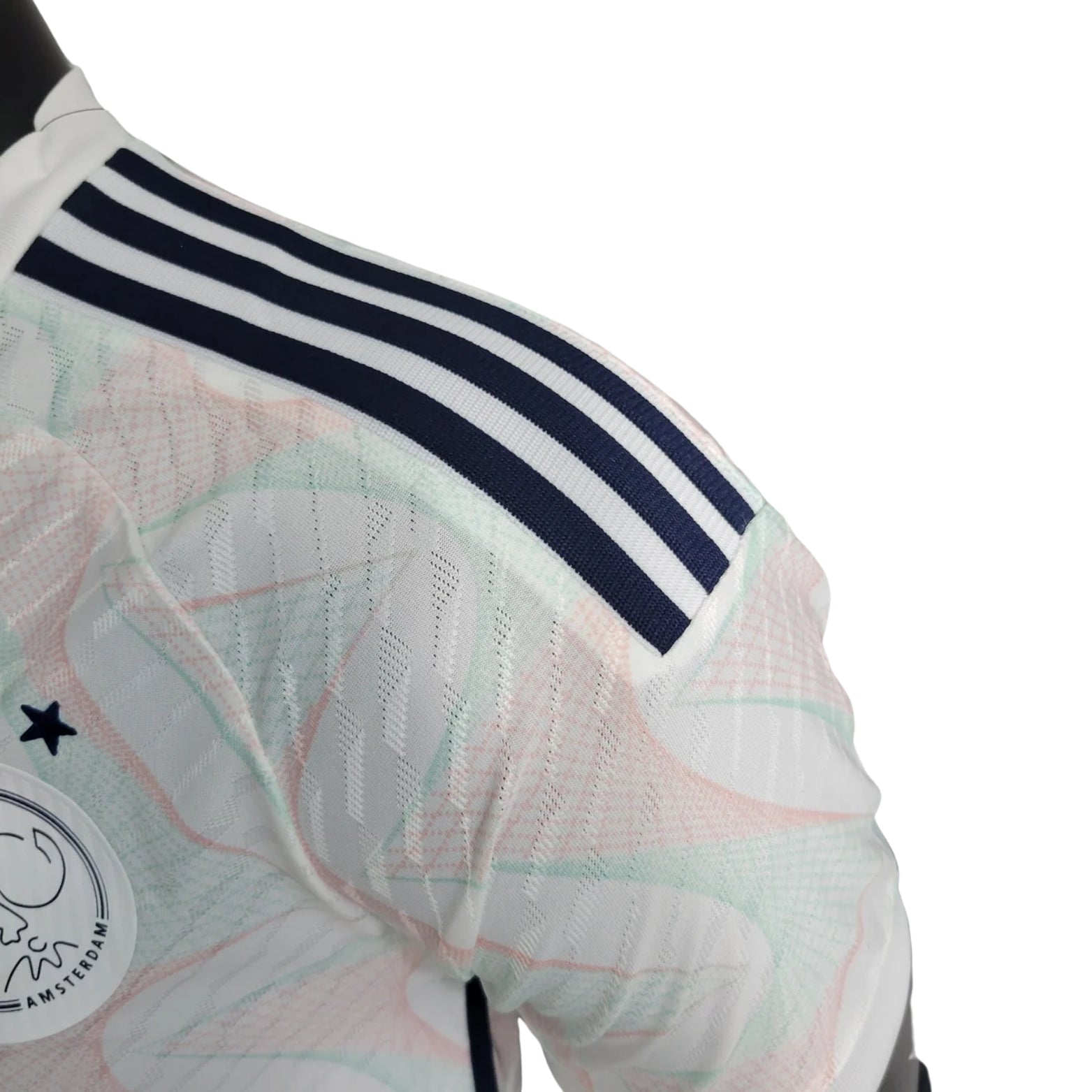 Ajax Extérieur 23/24 - Vue rapprochée