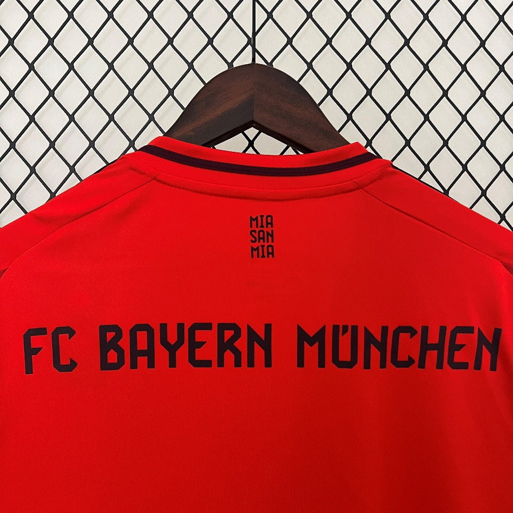 Bayern Munique Domicile 24/25 - Vue rapprochée