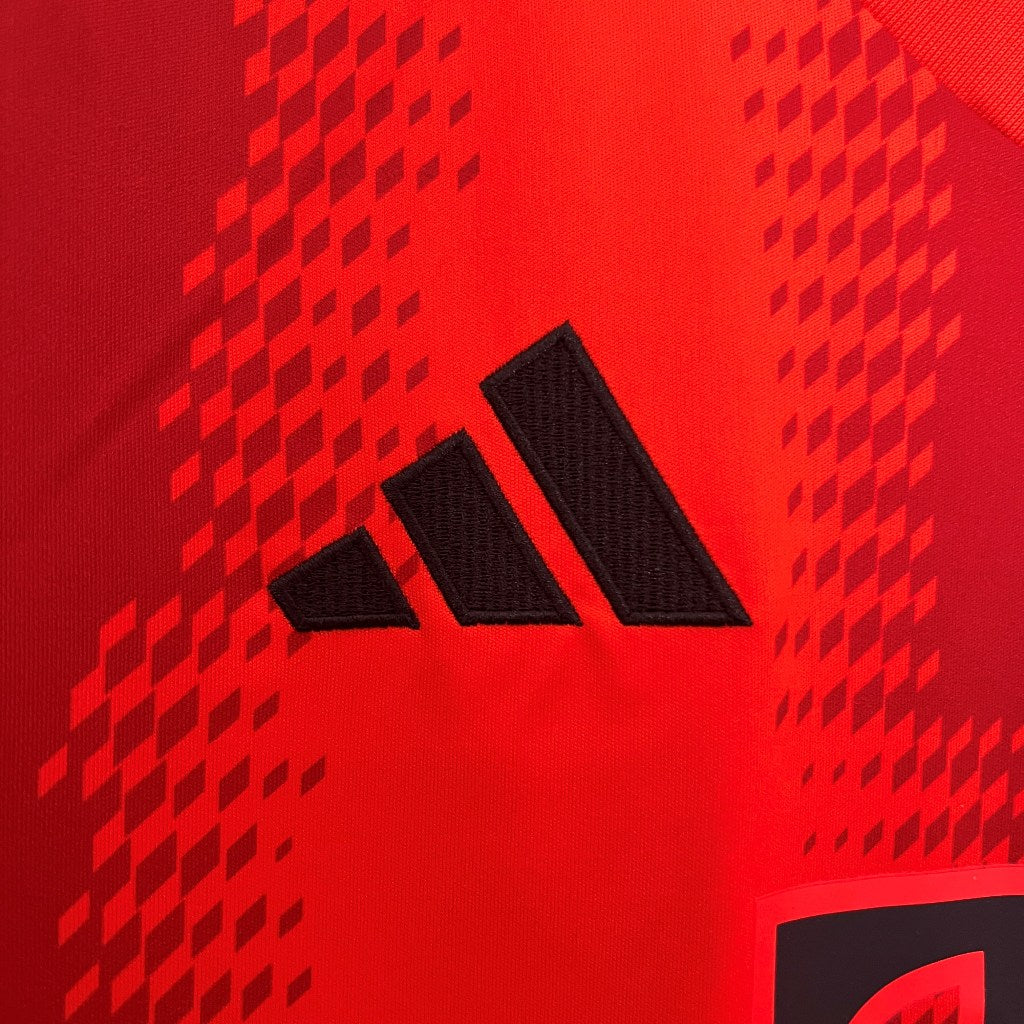 Bayern Munique Domicile 24/25 - Vue latérale